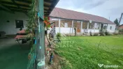 Casa individuala cu 6 camere,2 bai,teren de 1017 mp Pischia Central 
