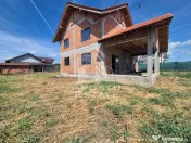 Casa la rosu de vanzare, aproape de Timisoara