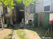Două case de vânzare în aceeași curte zona Maria
