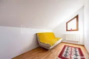 Casă 4 camere, garaj, foișor, grajd, 6000mp teren lângă padure 