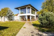 Casă 4 camere, garaj, foișor, grajd, 6000mp teren lângă padure 