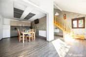 Casă 4 camere, garaj, foișor, grajd, 6000mp teren lângă padure 