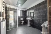 Casă 4 camere, garaj, foișor, grajd, 6000mp teren lângă padure 