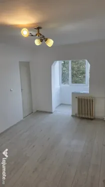 Garsonieră de vânzare, etaj 2, balcon, termopan – B-dul. Dâmbovița