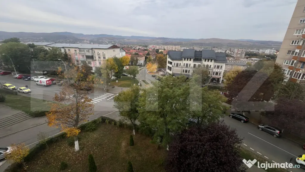 Apartament cu 3 camere si balcon, 50 mp. gata de renovat pe - Hunedoara (Hunedoara)