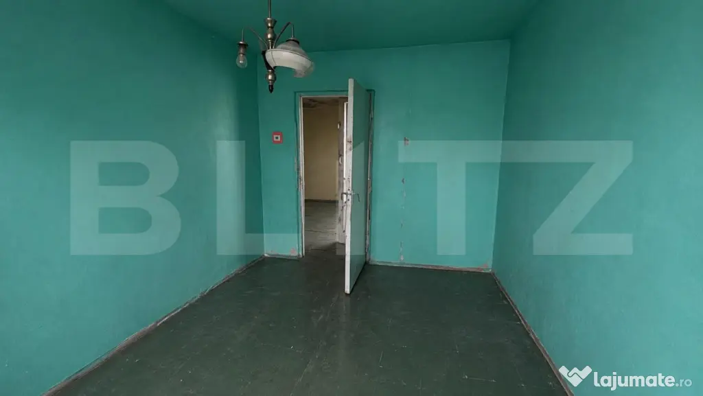 Apartament cu 3 camere si balcon, 50 mp. gata de renovat pe - Hunedoara (Hunedoara)