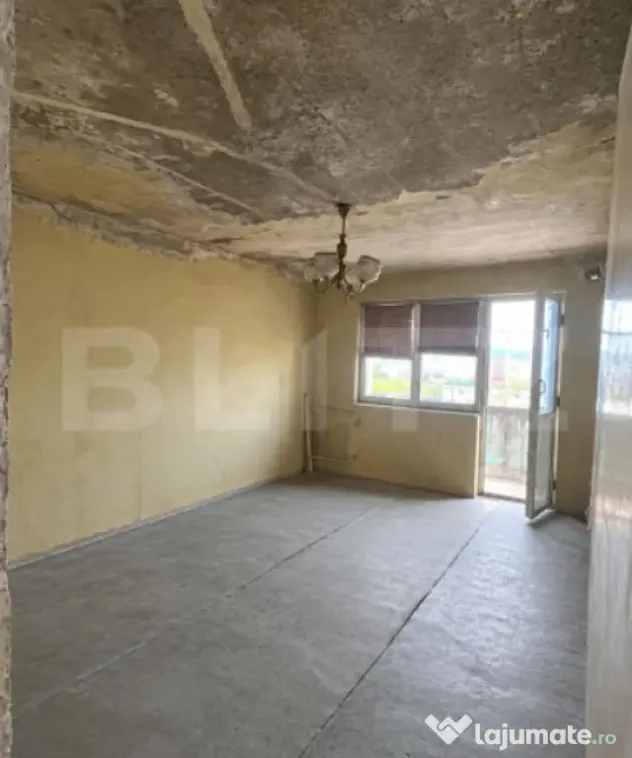 Apartament cu 3 camere si balcon, 50 mp. gata de renovat pe - Hunedoara (Hunedoara)