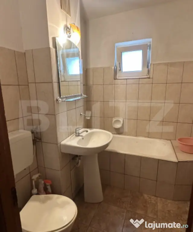 Apartament cu 3 camere DECOMANDAT, 73 mp cu balcon si 2 bai - Orastie (Hunedoara)
