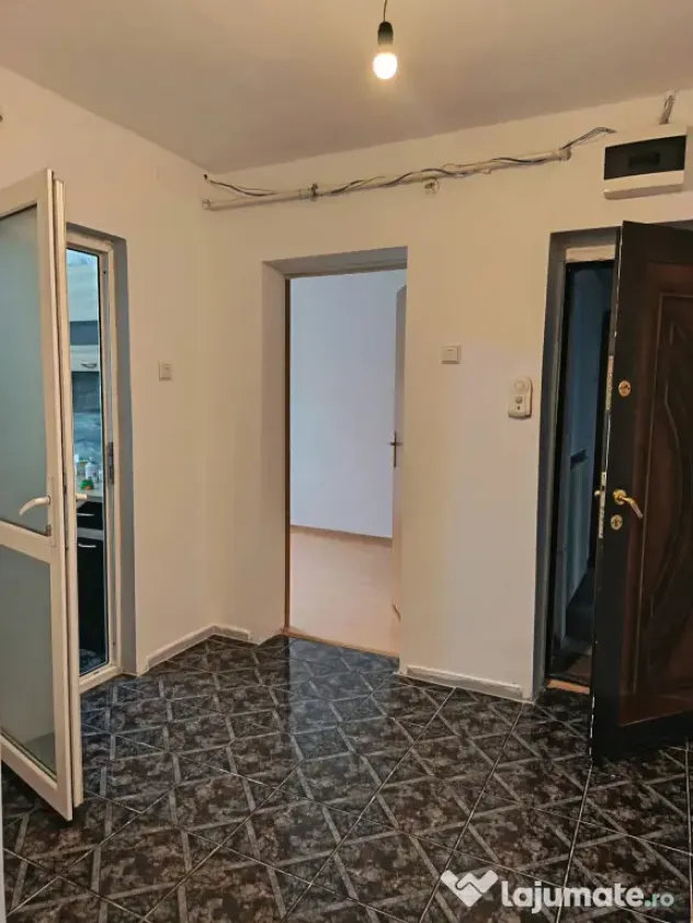 Apartament 3 camere, etaj intermediar, centrala proprie,zon - Ploiesti (Prahova)