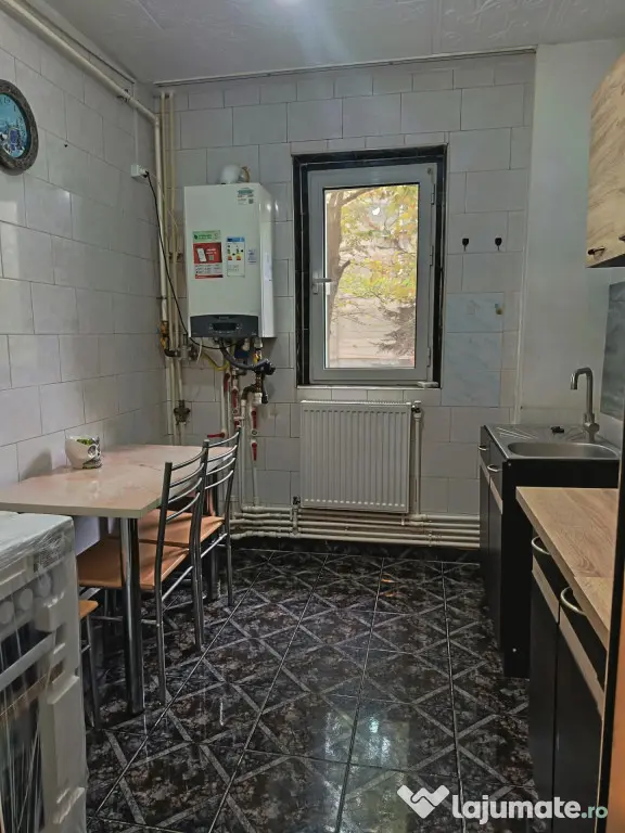 Apartament 3 camere, etaj intermediar, centrala proprie,zon - Ploiesti (Prahova)