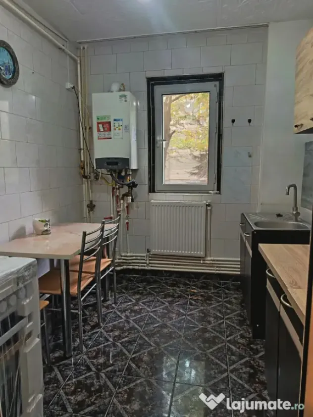 Apartament 3 camere, etaj intermediar, centrala proprie,zon - Ploiesti (Prahova)