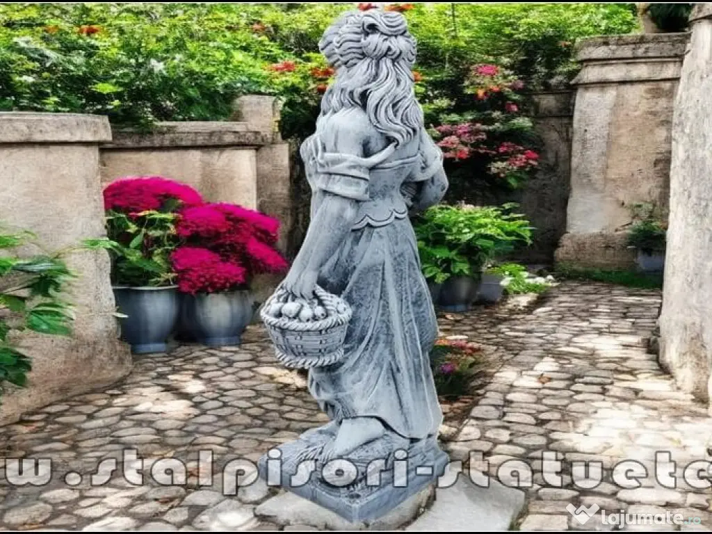 Statuetă fata cu coșulețe, gri patinat, model S23.