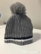 Fes / caciulita bebe ‘OM’ gri cu ciucure 0-12 luni 