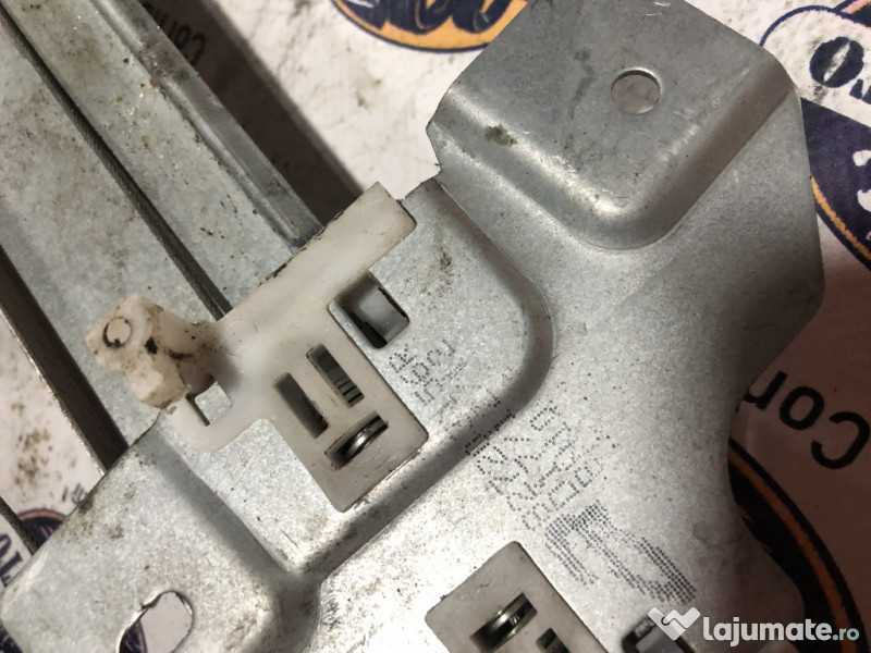 Macara geam dreapta spate Dacia Duster 2012