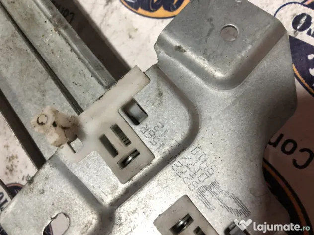 Macara geam dreapta spate Dacia Duster 2012