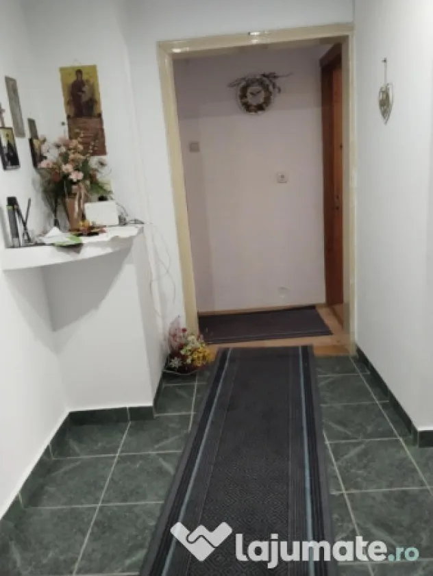 Privat... apartament 3 camere strada Volovățului