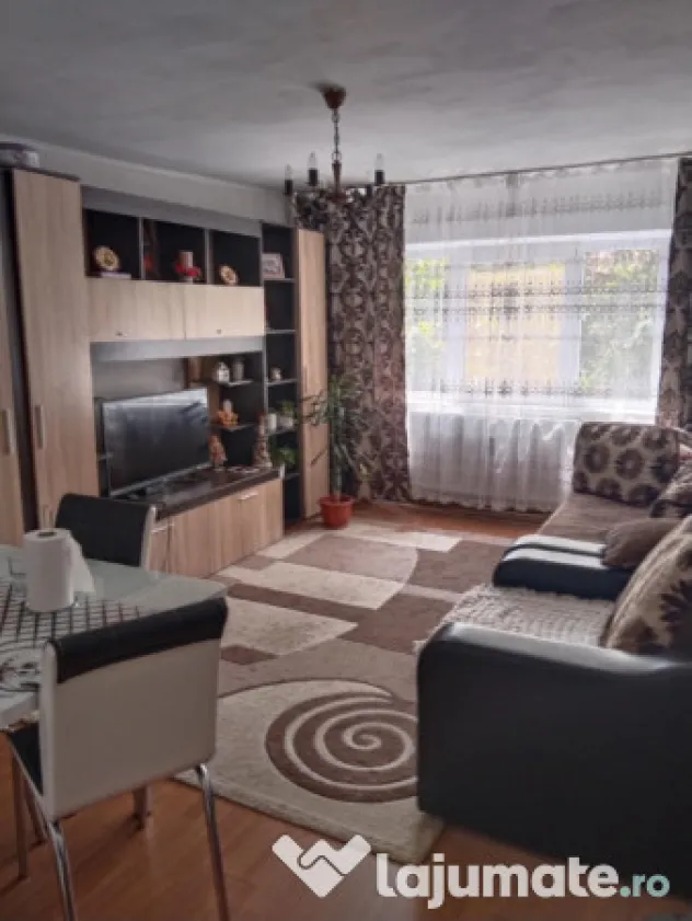 Privat... apartament 3 camere strada Volovățului