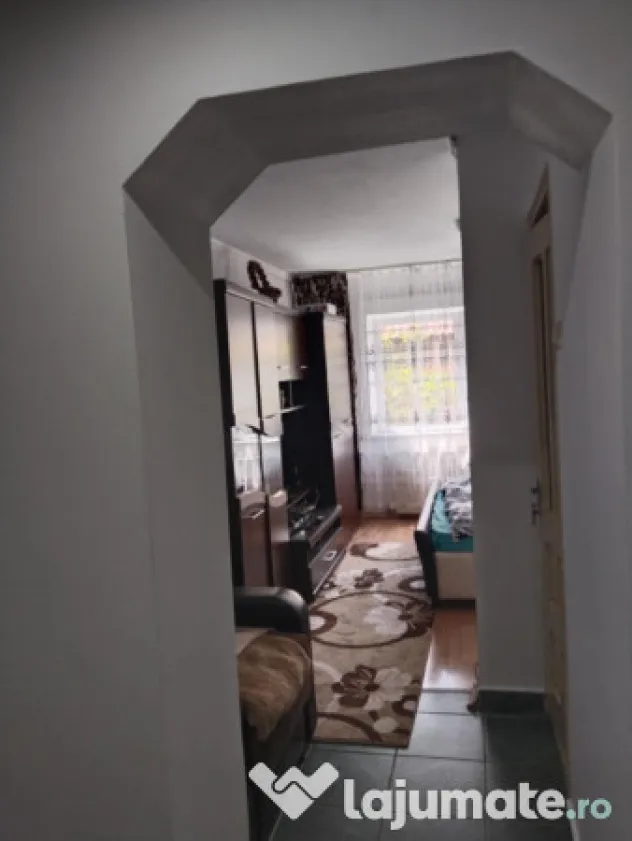 Privat... apartament 3 camere strada Volovățului