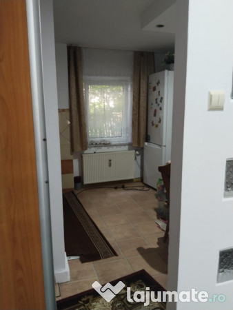 Privat... apartament 3 camere strada Volovățului