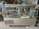 Vitrina carne cu geam bombat cu 2 polite si geamuri culisante la spate