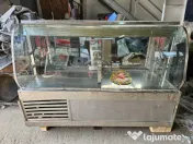 Vitrina carne cu geam bombat cu 2 polite si geamuri culisante la spate