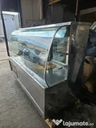 Vitrina carne cu geam bombat cu 2 polite si geamuri culisante la spate