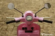 Scuter electric pentru copii Piaggio Vespa Roller 50W 12V 7A 