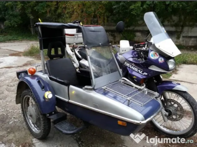Motocicleta Honda Transalp 600 cu atas