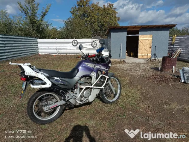 Motocicleta Honda Transalp 600 cu atas