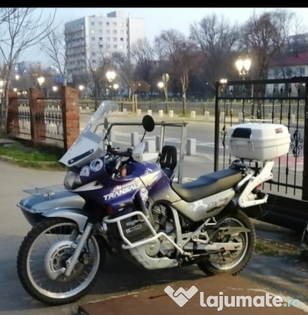 Motocicleta Honda Transalp 600 cu atas
