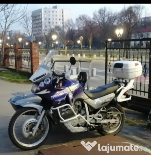 Motocicleta Honda Transalp 600 cu atas
