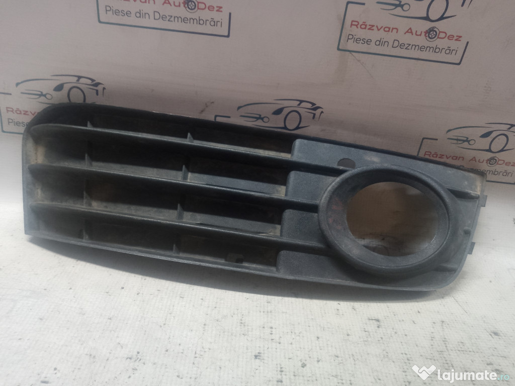 Grila proiector stanga Audi A4 B8 2010