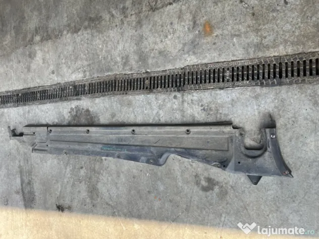 Scut lateral dreapta Volkswagen Touareg 2011