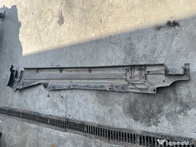 Scut lateral dreapta Volkswagen Touareg 2011