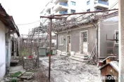 Gara - Spitalul CFR - Str. Scolii, casa din caramida, ter... 