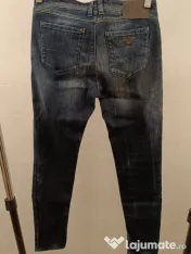 Armani Jeans cu câteva urme de folosire 