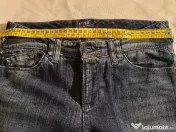Armani Jeans cu câteva urme de folosire 