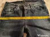 Armani Jeans cu câteva urme de folosire 
