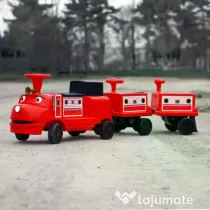Trenulet electric CHUGGINGTON cu 2 vagoane, pt. 4 copii, 4x45W 12V RED
