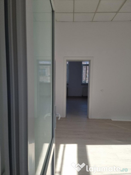 SP birou la casa central , lux 2 cam dep , baie , intr auto