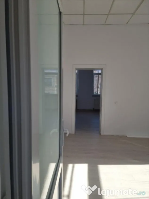 SP birou la casa central , lux 2 cam dep , baie , intr auto