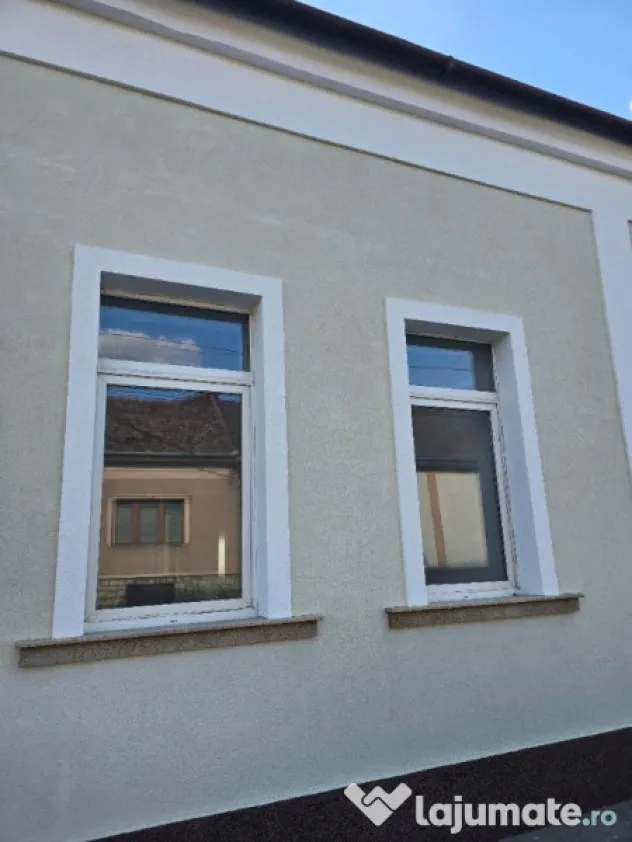 SP birou la casa central , lux 2 cam dep , baie , intr auto