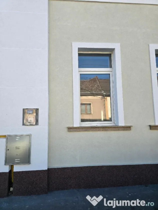 SP birou la casa central , lux 2 cam dep , baie , intr auto