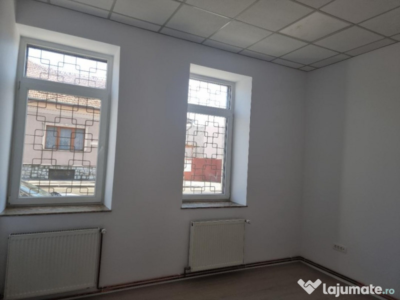 SP birou la casa central , lux 2 cam dep , baie , intr auto