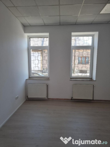 SP birou la casa central , lux 2 cam dep , baie , intr auto