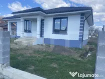 Casă de vânzare cu 3 camere, 105 mp, zona linistita, Bistr