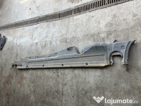 Scut lateral stanga Volkswagen Touareg 2011