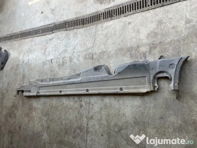 Scut lateral stanga Volkswagen Touareg 2011