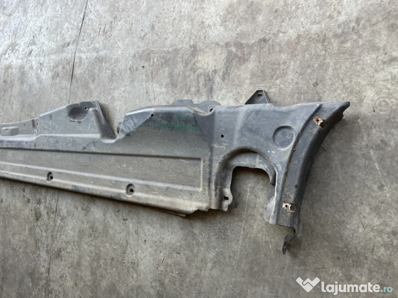 Scut lateral stanga Volkswagen Touareg 2011