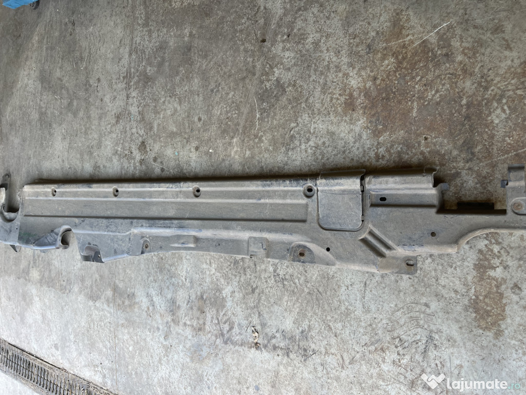 Scut lateral stanga Volkswagen Touareg 2011